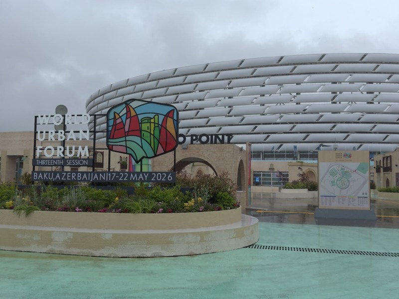 Eingang zum World Urban Forum 2026 in Baku
